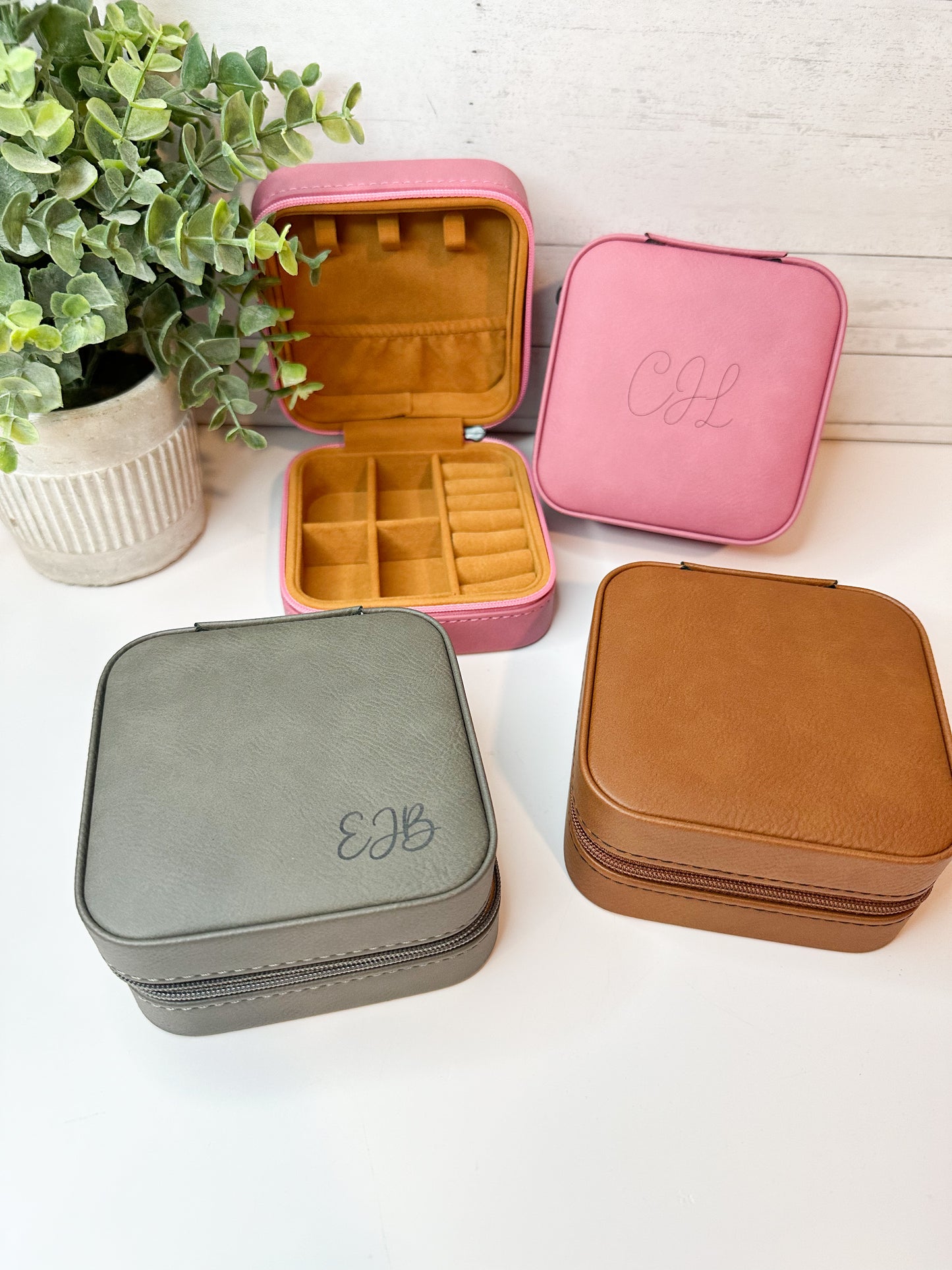 Personalized Travel Jewelry Box – Compact, Elegant, Yours